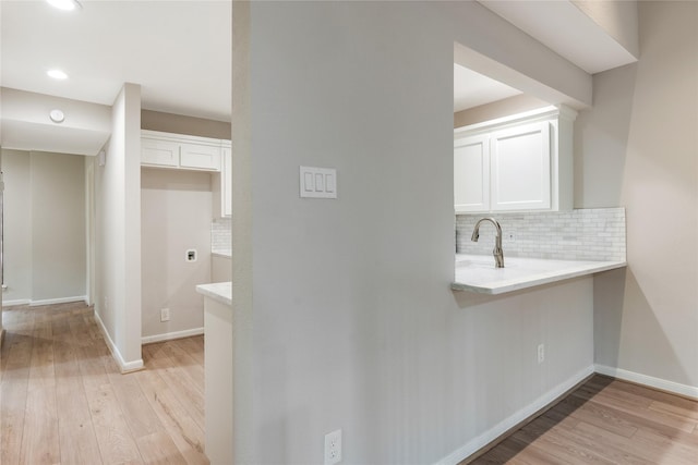3802 Knollcrest Dr, Montgomery, TX 77356 - bar featuring light wood finished floors, backsplash, and recessed lighting