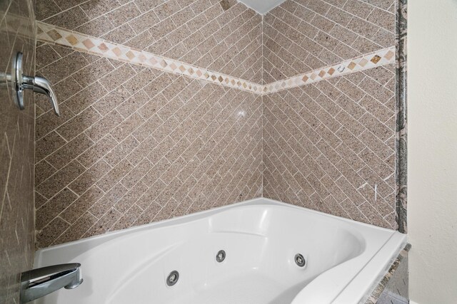 7847 Broadview Dr, Houston, TX 77061 - full bathroom featuring a jetted tub