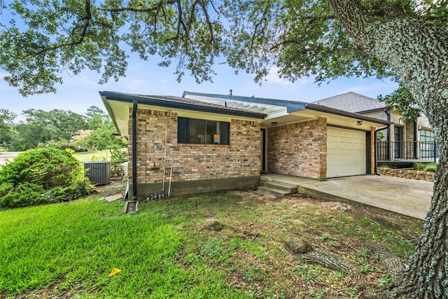 101 Fairway View Ln, Montgomery, TX 77356 - single story home featuring an attached garage, driveway, and brick siding