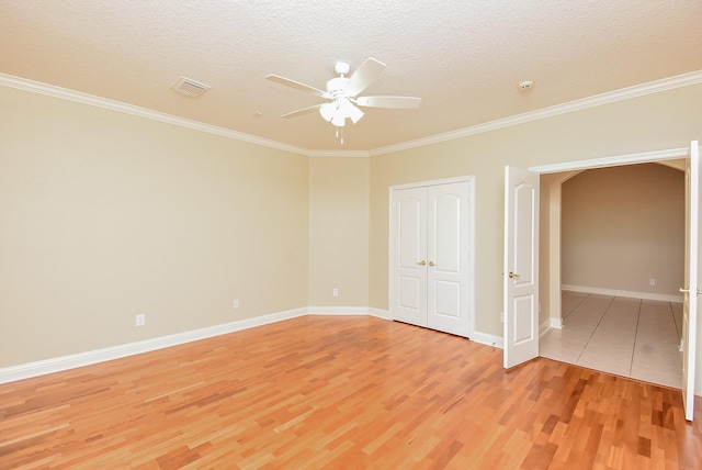 9610 Oakland Lake Way, Missouri City, TX 77459 - empty room featuring a ceiling fan, light wood-style flooring, ornamental molding, and a textured ceiling