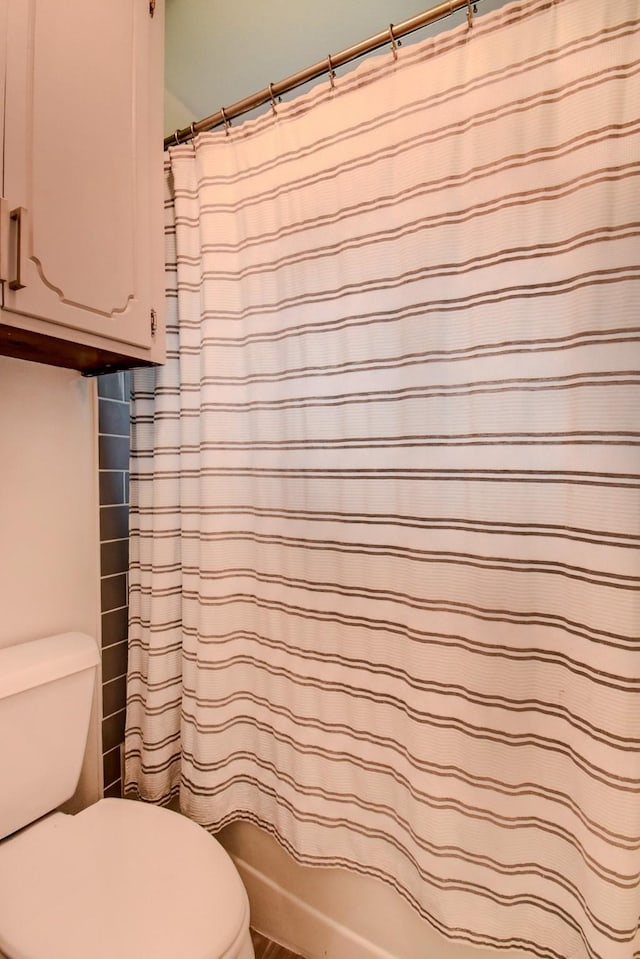 510 Daffodil St, Lake Jackson, TX 77566 - full bath with toilet and shower / bath combination with curtain