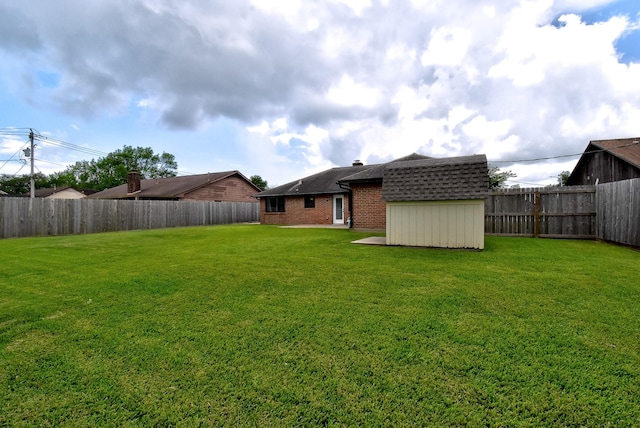 510 Daffodil St, Lake Jackson, TX 77566 - fenced backyard featuring a shed