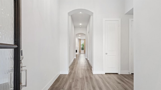15139 Botanical Garden Dr, Conroe, TX 77302 - hallway featuring arched walkways, light wood-type flooring, and recessed lighting