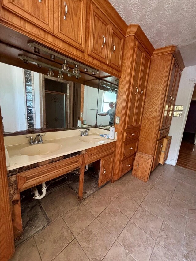7947 Moore Dr, Pearland, TX 77584 - full bath with double vanity