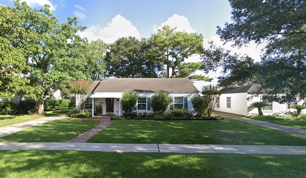 3836 Gramercy St, Houston, TX 77025 - view of front facade with a front lawn