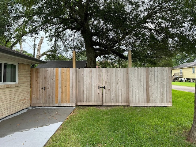 318 N 4th St, Alvin, TX 77511 - view of yard
