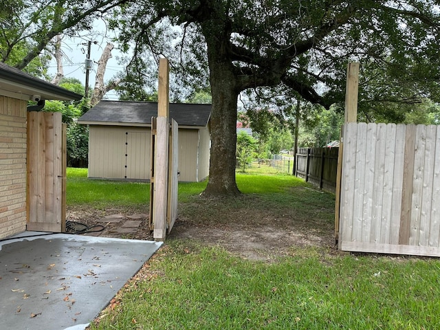 318 N 4th St, Alvin, TX 77511 - view of yard featuring a storage shed