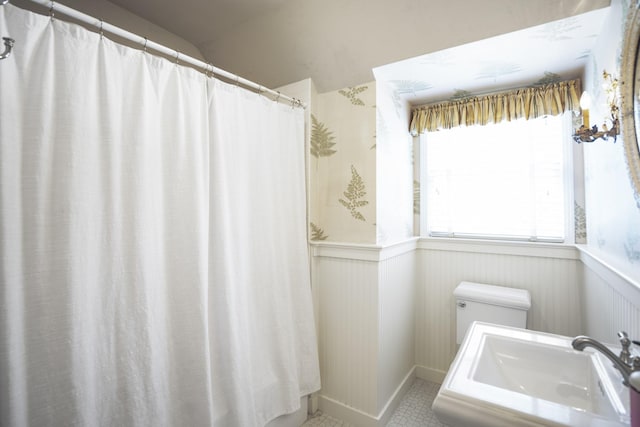 2717 University Blvd, Houston, TX 77005 - full bath featuring wainscoting and curtained shower