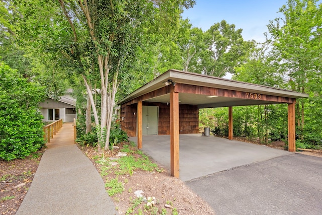 7539 Santa Fe Dr, Houston, TX 77061 - surrounding community featuring driveway