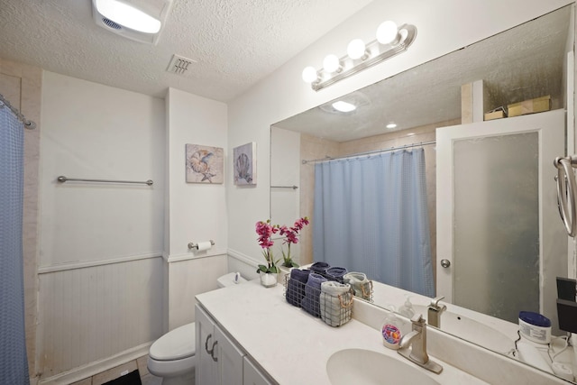 411 Pickford Dr, Katy, TX 77450 - full bath featuring a textured ceiling, vanity, a shower with curtain, and wainscoting