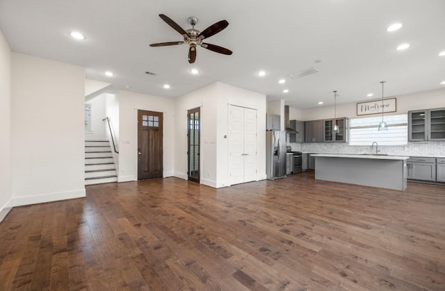 406 Yale Oaks Ln, Houston, TX 77091 - kitchen featuring open floor plan, gray cabinets, stainless steel appliances, ceiling fan, and dark wood-style floors