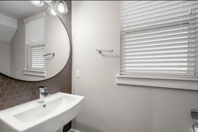 406 Yale Oaks Ln, Houston, TX 77091 - bathroom featuring a sink and decorative backsplash