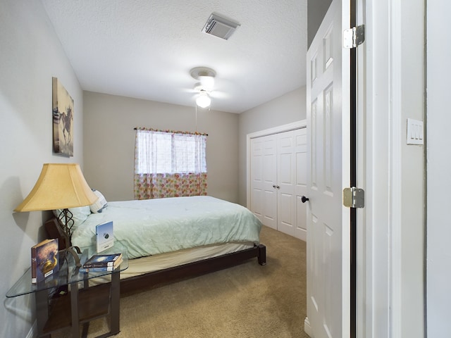 11614 Taos Ln, Houston, TX 77070 - bedroom featuring carpet floors, a closet, a textured ceiling, and a ceiling fan