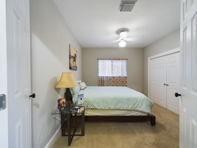 11614 Taos Ln, Houston, TX 77070 - bedroom with carpet, a textured ceiling, a closet, and ceiling fan