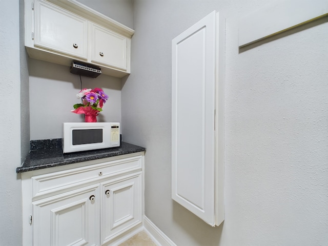 11614 Taos Ln, Houston, TX 77070 - bar area with white microwave