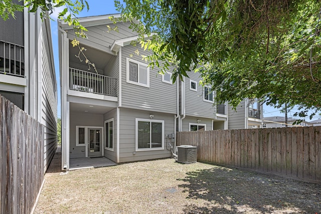 1907 Harlem St Unit A, Houston, TX 77020 - back of property featuring a fenced backyard, a balcony, and a patio