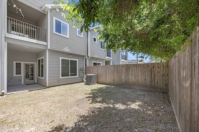 1907 Harlem St Unit A, Houston, TX 77020 - fenced backyard with a balcony