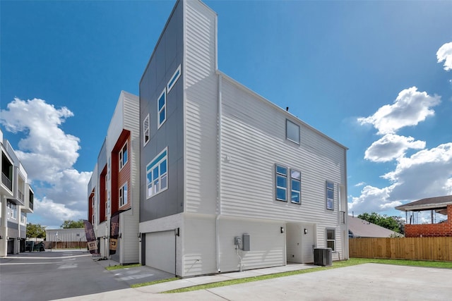 1805 Emir St Unit E, Houston, TX 77009 - back of house featuring an attached garage