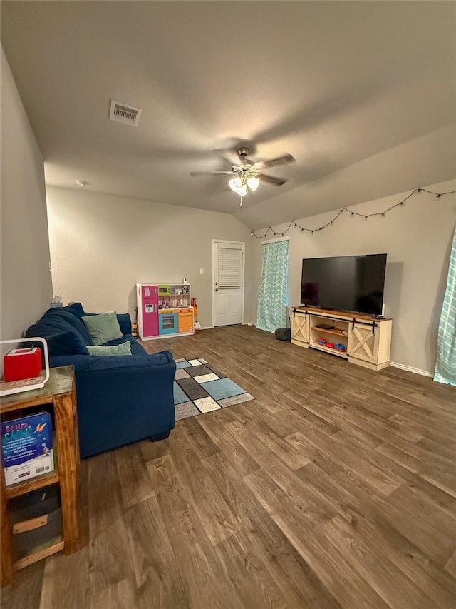706 Zinnia Ct, Rosharon, TX 77583 - living area with wood finished floors, a ceiling fan, and vaulted ceiling
