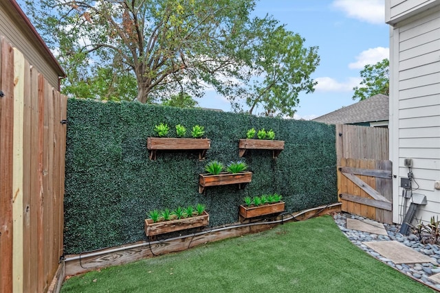 5825 Petty St, Houston, TX 77007 - view of yard featuring a gate
