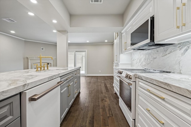 974 Memorial Village Dr Unit 53, Houston, TX 77024 - kitchen featuring white appliances, gray cabinets, recessed lighting, dark wood finished floors, and decorative backsplash