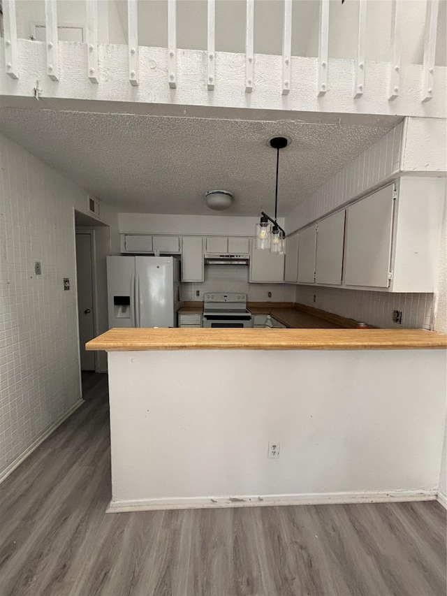 6347 Cattails Ln Unit 63, Houston, TX 77035 - kitchen with white appliances, dark wood-type flooring, butcher block countertops, and under cabinet range hood