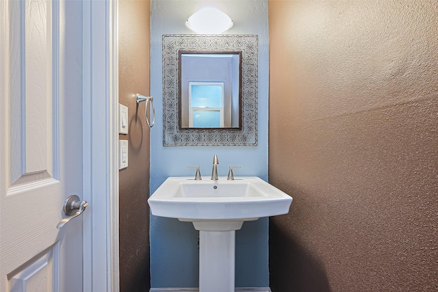 5942 Pebble Springs Dr, Houston, TX 77066 - bathroom with a textured wall