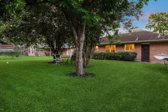 1130 W 30th St, Houston, TX 77018 - view of yard at dusk