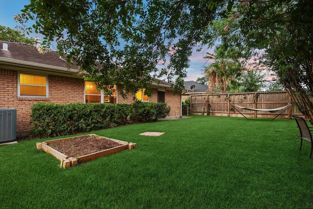 1130 W 30th St, Houston, TX 77018 - fenced yard with a vegetable garden