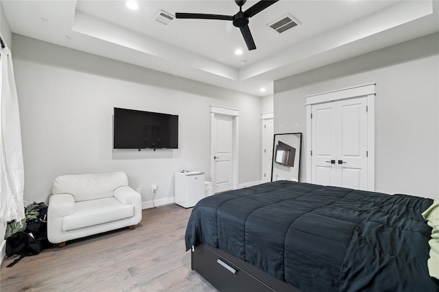 4510 Vernon St, Houston, TX 77020 - bedroom with recessed lighting, wood finished floors, a raised ceiling, a ceiling fan, and a closet