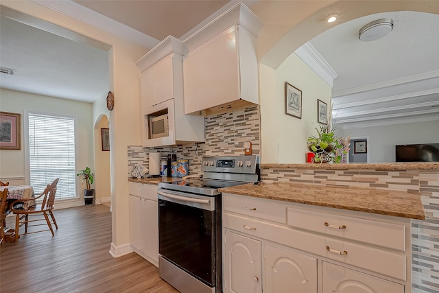 1407 Ella Cir, Houston, TX 77090 - kitchen featuring electric range, backsplash, light wood finished floors, a peninsula, and ornamental molding