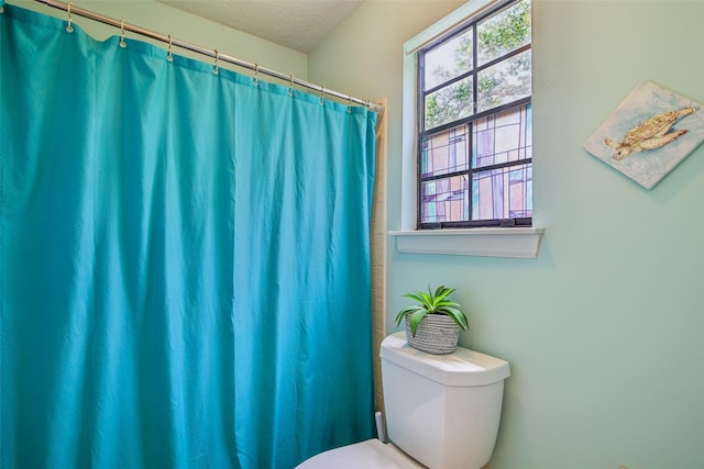 5210 Creek Shadows Dr, Houston, TX 77339 - full bath with healthy amount of natural light and a shower with curtain