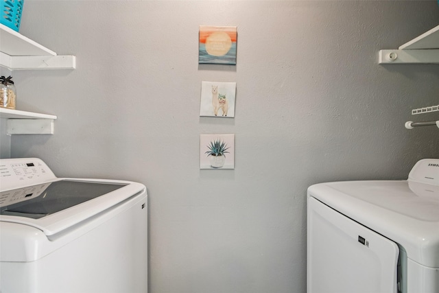 5210 Creek Shadows Dr, Houston, TX 77339 - laundry room featuring independent washer and dryer