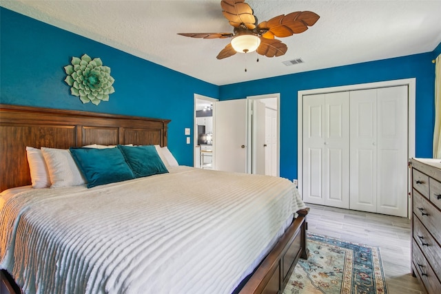 5210 Creek Shadows Dr, Houston, TX 77339 - bedroom featuring wood finished floors, a ceiling fan, and a textured ceiling