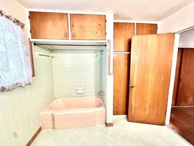 515 Vaky St, Corpus Christi, TX 78404 - full bathroom featuring tile patterned floors, bathtub / shower combination, and tile walls