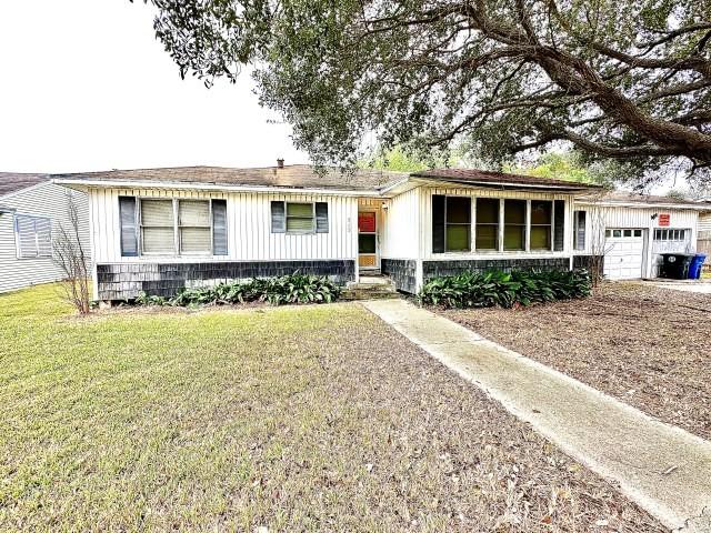515 Vaky St, Corpus Christi, TX 78404 - ranch-style home featuring an attached garage, entry steps, and a front yard