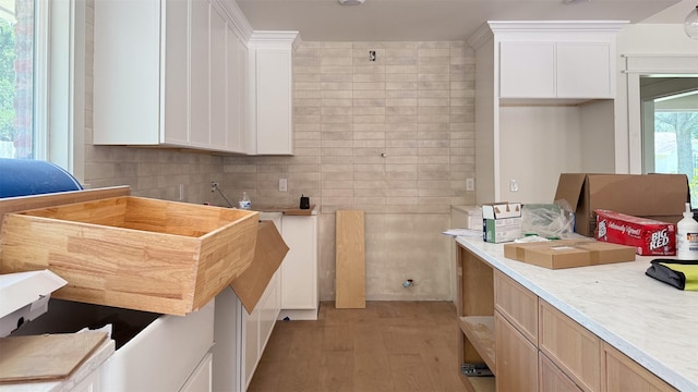 10047 Meadow Lake Ln, Houston, TX 77042 - bathroom featuring wood finished floors and tasteful backsplash