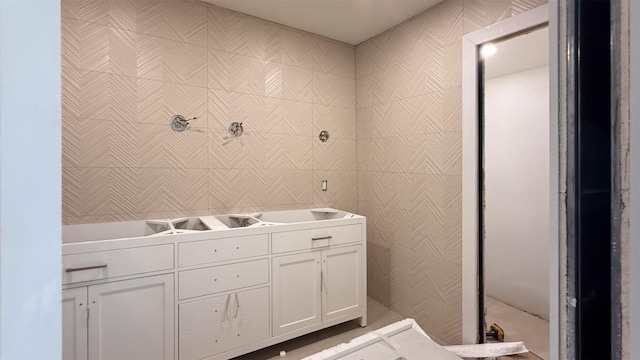 10047 Meadow Lake Ln, Houston, TX 77042 - bathroom with wallpapered walls and vanity