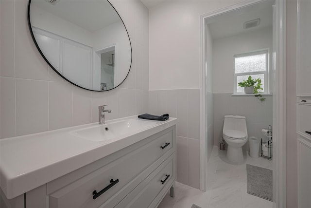 7634 Braesdale Ln, Houston, TX 77071 - bathroom with tile walls, vanity, and a wainscoted wall