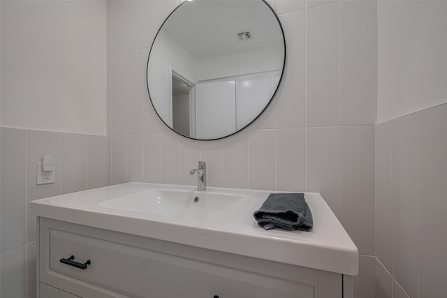 7634 Braesdale Ln, Houston, TX 77071 - bathroom featuring tile walls and vanity