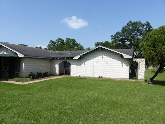 415 N Atchison St, Sealy, TX 77474 - ranch-style house with a front lawn and brick siding