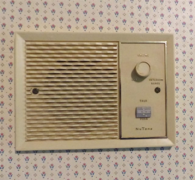 415 N Atchison St, Sealy, TX 77474 - detailed view of wallpapered walls