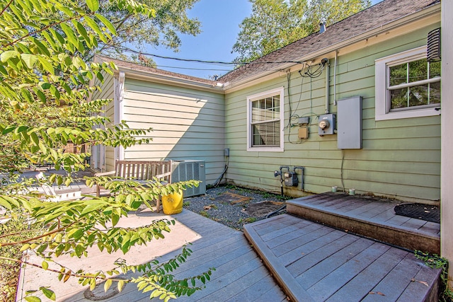 520 W 30th St, Houston, TX 77018 - view of wooden deck