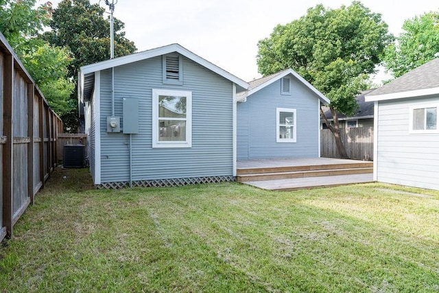 1020 E 16th St, Houston, TX 77009 - back of property with a wooden deck and a fenced backyard