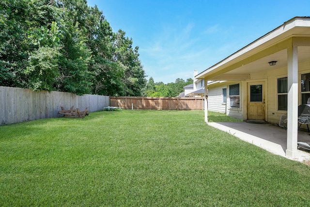 2526 Hidden Park Ln, Conroe, TX 77385 - fenced backyard featuring a patio area