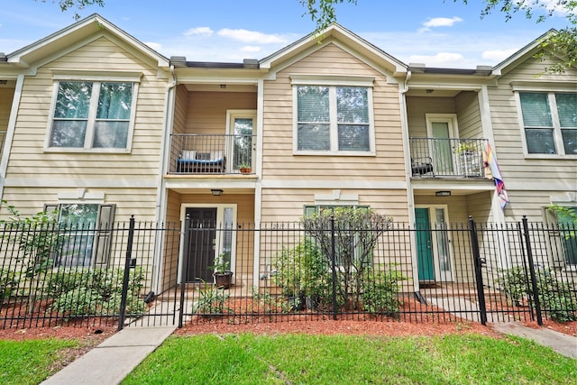 2911 Clay St, Houston, TX 77003 - view of front of property featuring a balcony and a fenced front yard