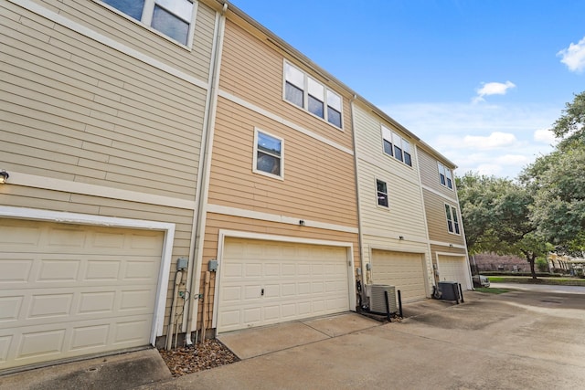2911 Clay St, Houston, TX 77003 - view of side of home with an attached garage and driveway