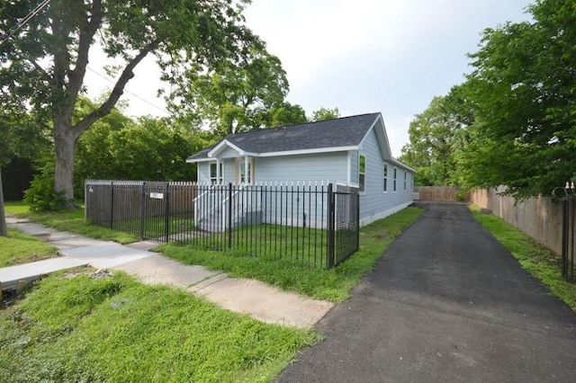 3007 Tuam St, Houston, TX 77004 - view of front of house with a fenced front yard and driveway