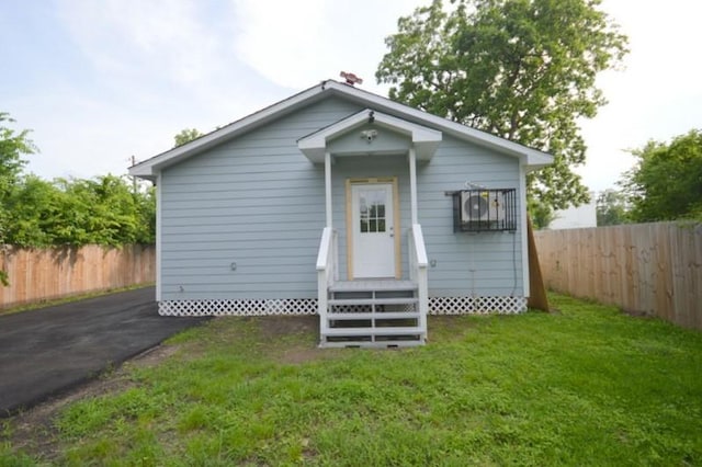 3007 Tuam St, Houston, TX 77004 - view of front of property featuring entry steps and a fenced backyard
