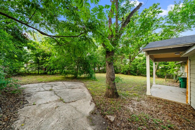 5835 Southseas St, Houston, TX 77033 - view of green lawn with a patio